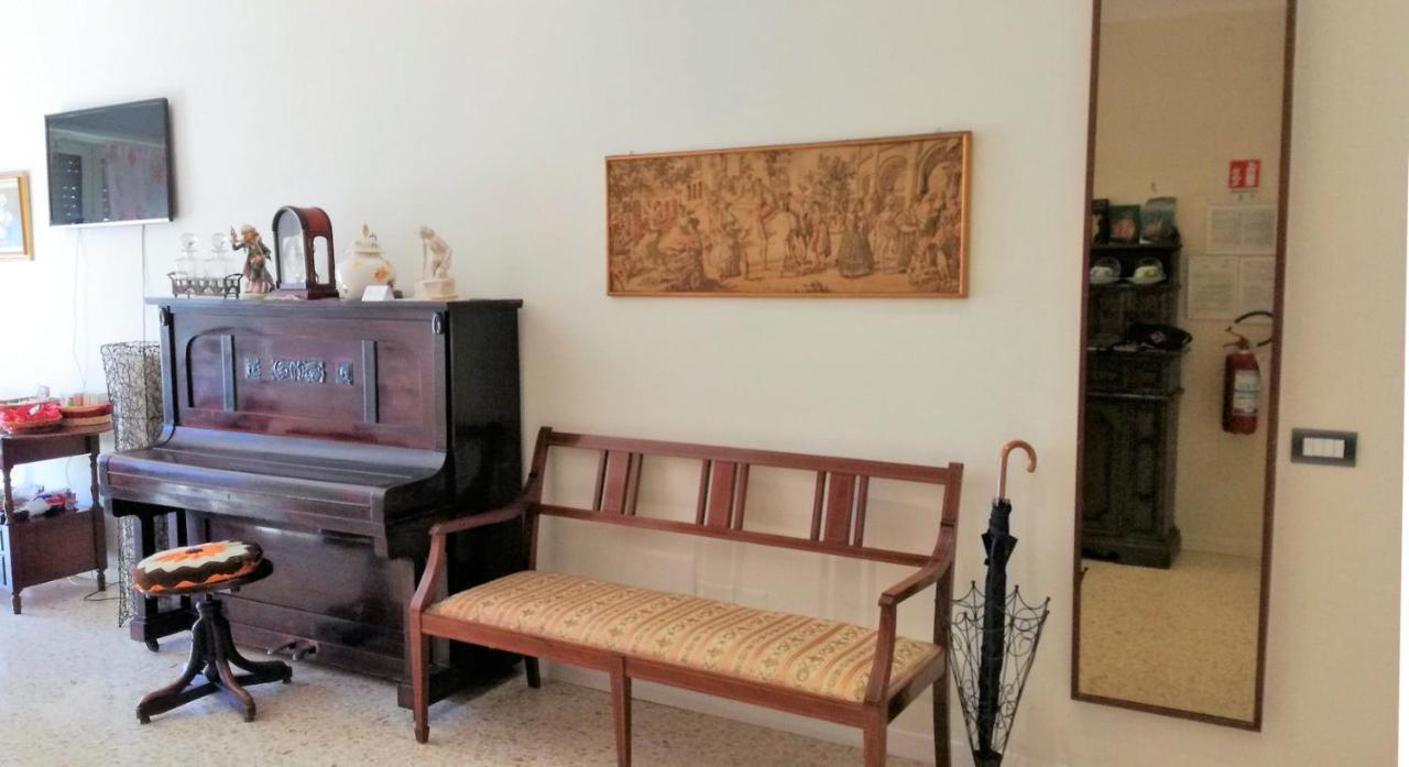 مبيت وإفطار نابولي Le Rondini المظهر الخارجي الصورة